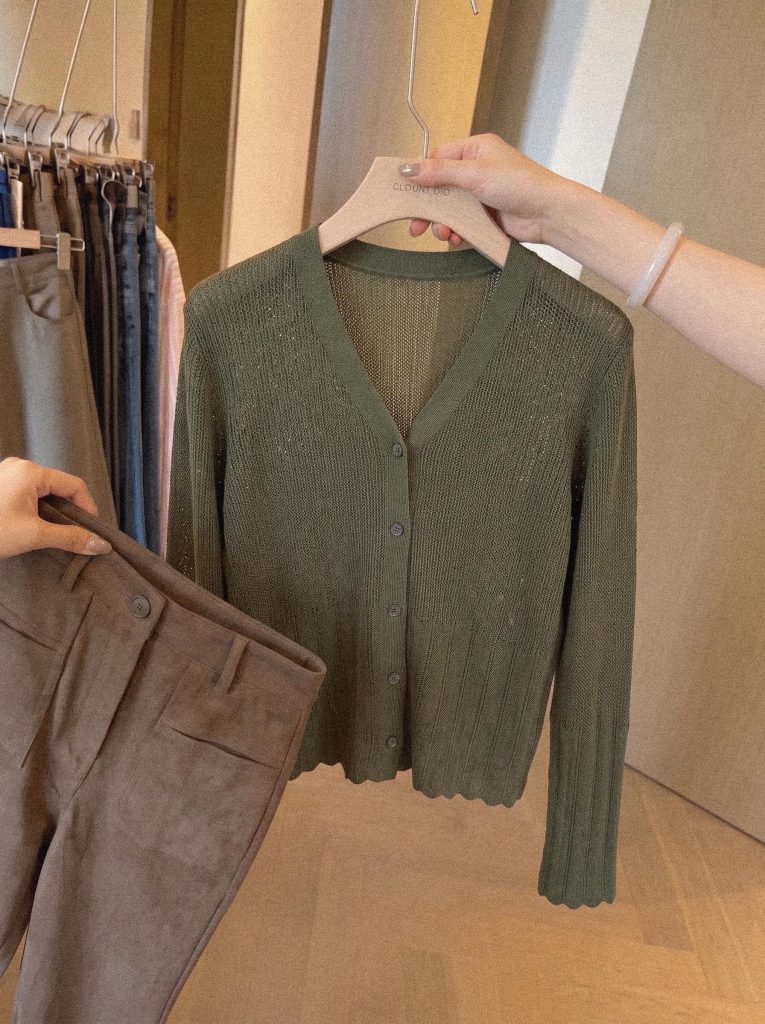 French Retro Green V-Neck Knit Cardigan Women Fall 2026 New Stylish Outer Top
